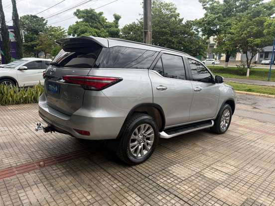 TOYOTA-HILUX SW4-2.8 D-4D TURBO DIESEL SRX 7L 4X4 AUTOMÁTICO TOYOTA-HILUX SW4-2023