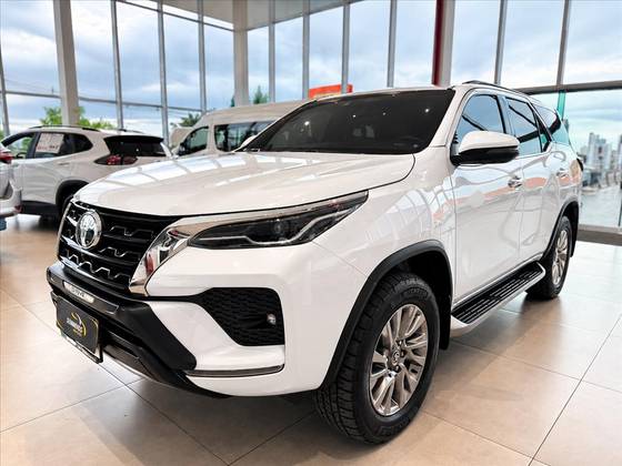 TOYOTA HILUX SW4 2.8 D-4D TURBO DIESEL SRX 7L 4X4 AUTOMÁTICO