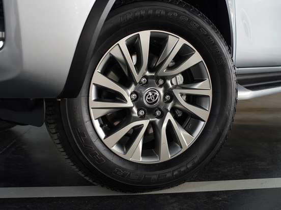TOYOTA-HILUX SW4-2.8 D-4D TURBO DIESEL SRX 7L 4X4 AUTOMÁTICO TOYOTA-HILUX SW4-2023