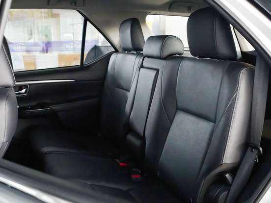 TOYOTA-HILUX SW4-2023
