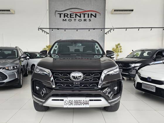 TOYOTA HILUX SW4 2.8 D-4D TURBO DIESEL SRX 7L 4X4 AUTOMÁTICO
