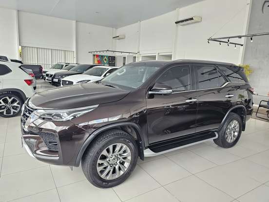 TOYOTA-HILUX SW4-2023