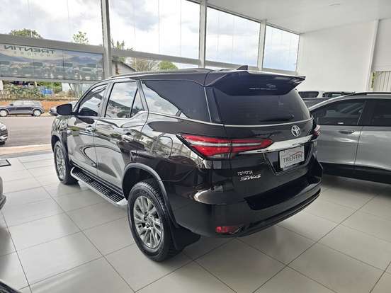 TOYOTA-HILUX SW4-2023