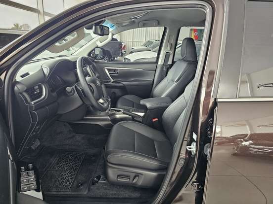 TOYOTA-HILUX SW4-2.8 D-4D TURBO DIESEL SRX 7L 4X4 AUTOMÁTICO TOYOTA-HILUX SW4-2023