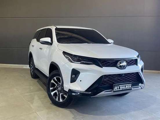 TOYOTA-HILUX SW4-2024