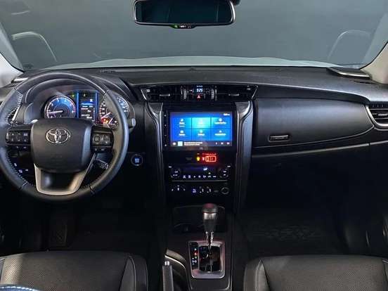 TOYOTA-HILUX SW4-2024