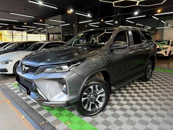 TOYOTA HILUX SW4 2.8 D-4D TURBO DIESEL SRX PLATINUM 4X4 AUTOMÁTICO