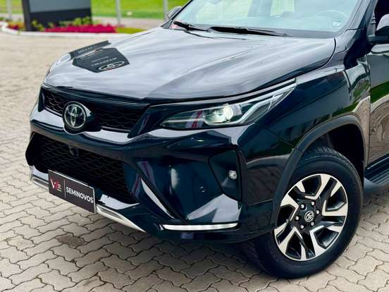 TOYOTA-HILUX SW4-2.8 D-4D TURBO DIESEL SRX PLATINUM 7L 4X4 AUTOMÁTICO TOYOTA-HILUX SW4-2023