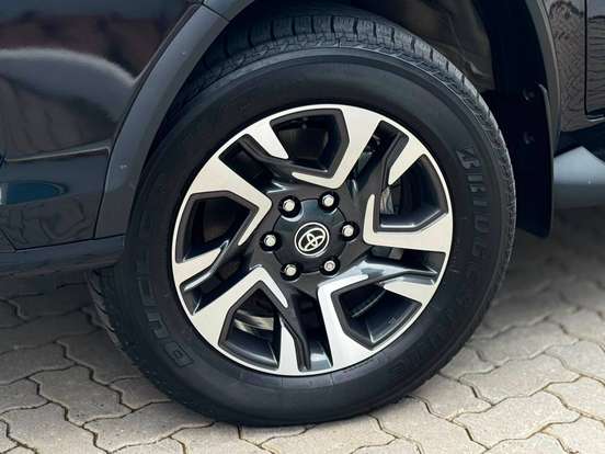 TOYOTA-HILUX SW4-2023