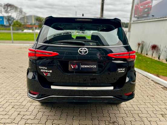 TOYOTA-HILUX SW4-2023
