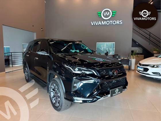 TOYOTA HILUX SW4 2.8 D-4D TURBO DIESEL SRX PLATINUM 7L 4X4 AUTOMÁTICO