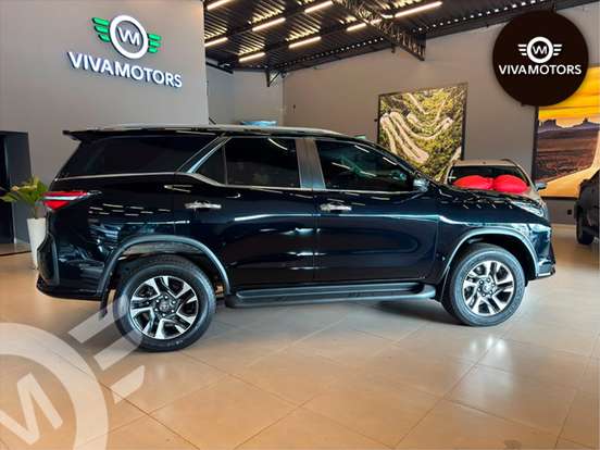 TOYOTA-HILUX SW4-2.8 D-4D TURBO DIESEL SRX PLATINUM 7L 4X4 AUTOMÁTICO TOYOTA-HILUX SW4-2023