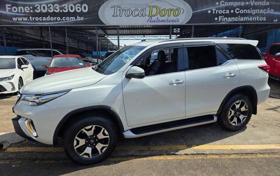 TOYOTA HILUX SW4 2.8 SRX 4X4 7 LUGARES 16V TURBO INTERCOOLER DIESEL 4P AUTOMÁTICO