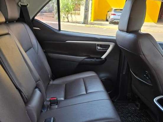 TOYOTA-HILUX SW4-2.8 SRX 4X4 7 LUGARES 16V TURBO INTERCOOLER DIESEL 4P AUTOMÁTICO TOYOTA-HILUX SW4-2019
