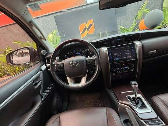 TOYOTA-HILUX SW4-2.8 SRX 4X4 7 LUGARES 16V TURBO INTERCOOLER DIESEL 4P AUTOMÁTICO TOYOTA-HILUX SW4-2019