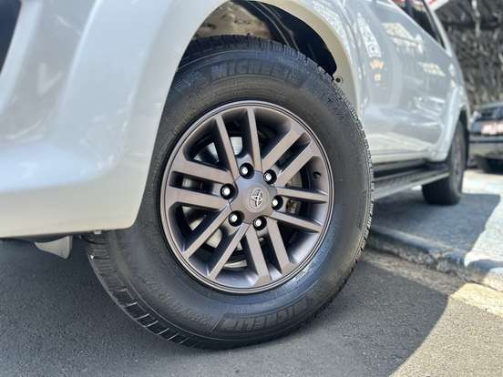 TOYOTA-HILUX SW4-2013
