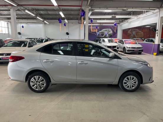 TOYOTA-YARIS-2024