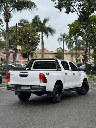TOYOTA-HILUX-2023
