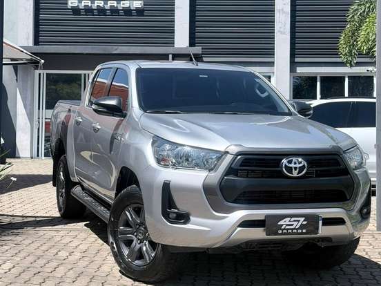 TOYOTA-HILUX-2.8 D-4D TURBO DIESEL CD SR 4X4 AUTOMÁTICO TOYOTA-HILUX-2023