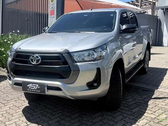 TOYOTA-HILUX-2.8 D-4D TURBO DIESEL CD SR 4X4 AUTOMÁTICO TOYOTA-HILUX-2023