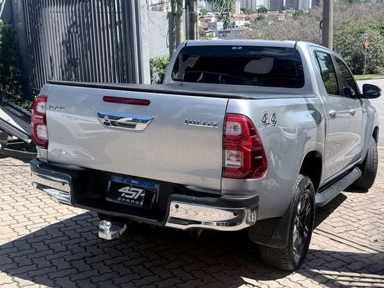 TOYOTA-HILUX-2.8 D-4D TURBO DIESEL CD SR 4X4 AUTOMÁTICO TOYOTA-HILUX-2023