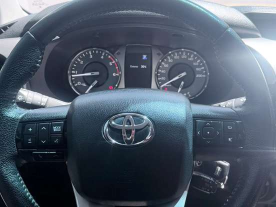TOYOTA-HILUX-2.8 D-4D TURBO DIESEL CD SR 4X4 AUTOMÁTICO TOYOTA-HILUX-2023