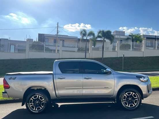 TOYOTA-HILUX-2.8 D-4D TURBO DIESEL CD SRV 4X4 AUTOMÁTICO TOYOTA-HILUX-2022