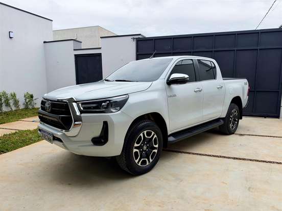 TOYOTA-HILUX-2023