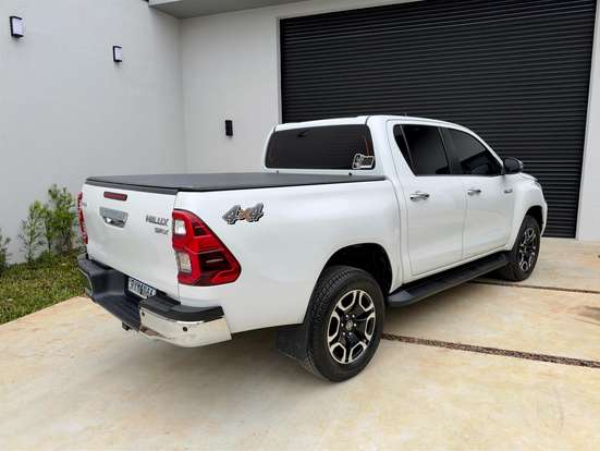 TOYOTA-HILUX-2.8 D-4D TURBO DIESEL CD SRX 4X4 AUTOMÁTICO TOYOTA-HILUX-2023