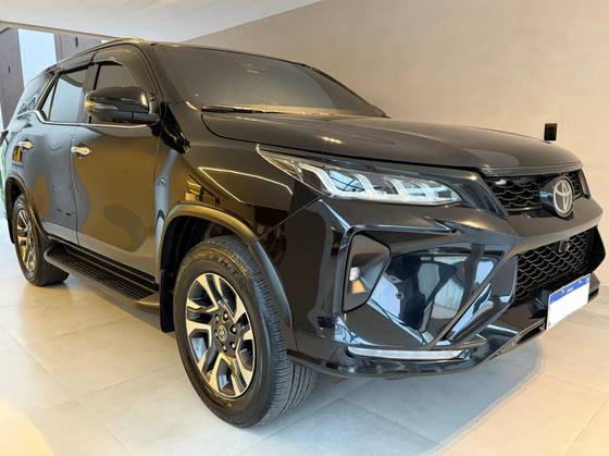 TOYOTA HILUX SW4 2.8 D-4D TURBO DIESEL DIAMOND 7L 4X4 AUTOMÁTICO