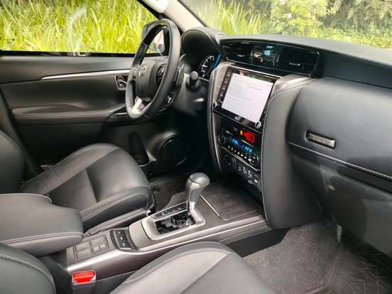TOYOTA-HILUX SW4-2023