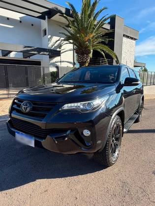 TOYOTA HILUX SW4 2.8 SRX 4X4 7 LUGARES 16V TURBO INTERCOOLER DIESEL 4P AUTOMÁTICO
