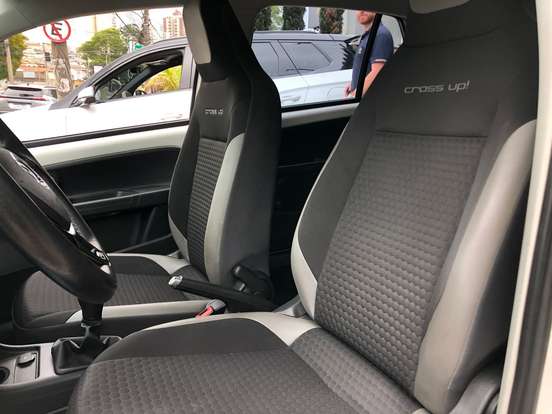 VOLKSWAGEN-CROSS UP-2019