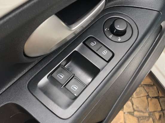 VOLKSWAGEN-CROSS UP-2019