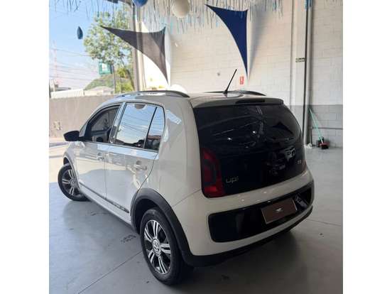 VOLKSWAGEN-CROSS UP-2015