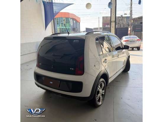 VOLKSWAGEN-CROSS UP-2015