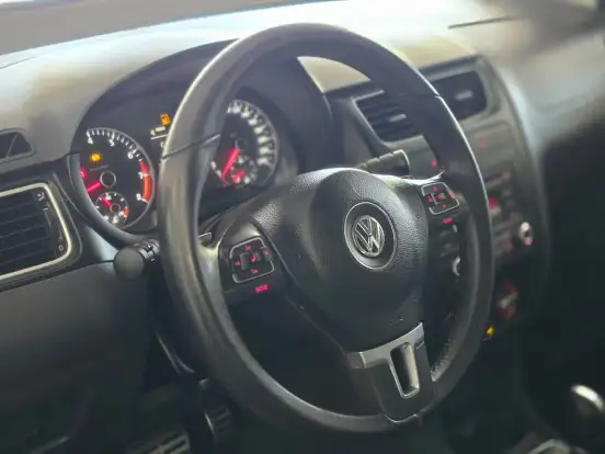 VOLKSWAGEN-FOX-2012