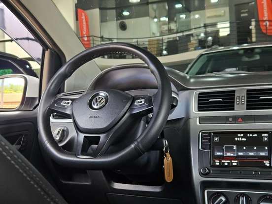 VOLKSWAGEN-FOX-2017