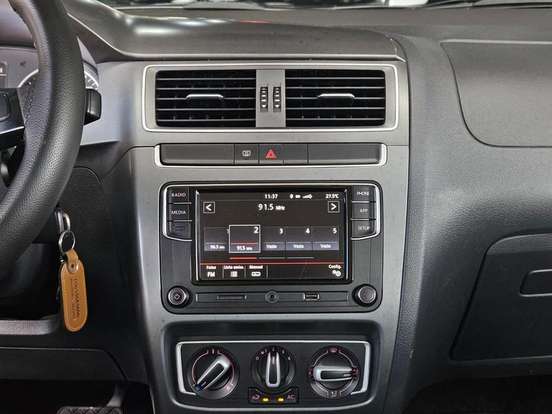 VOLKSWAGEN-FOX-2017