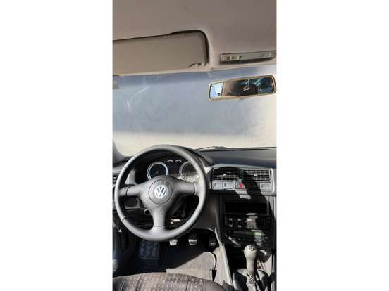 VOLKSWAGEN-GOLF-2005