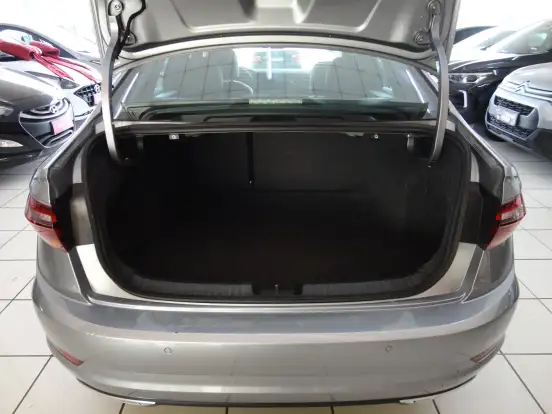 VOLKSWAGEN-JETTA-1.4 250 TSI TOTAL FLEX R-LINE TIPTRONIC VOLKSWAGEN-JETTA-2020