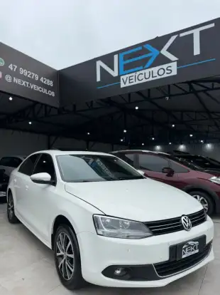 VOLKSWAGEN-JETTA-2012
