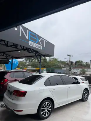 VOLKSWAGEN-JETTA-2012