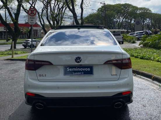 VOLKSWAGEN-JETTA-2024