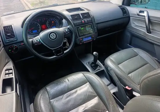 VOLKSWAGEN-POLO-2011