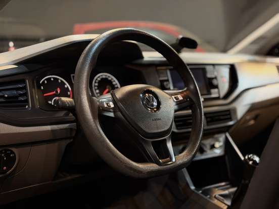 VOLKSWAGEN-POLO-2017