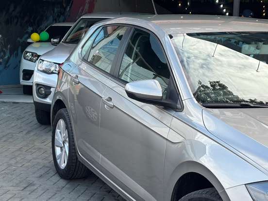 VOLKSWAGEN-POLO-2019