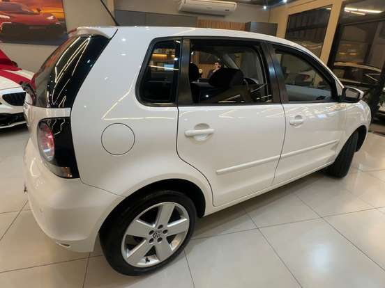 VOLKSWAGEN-POLO-2013