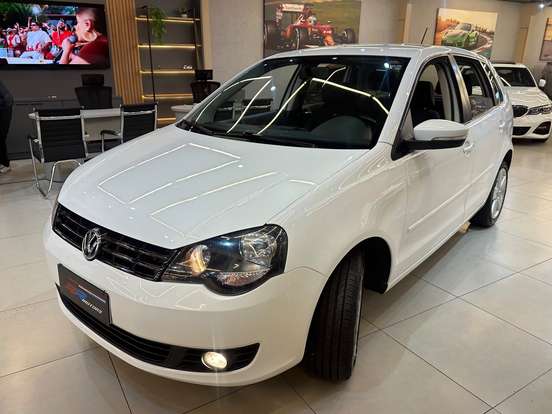VOLKSWAGEN-POLO-2013