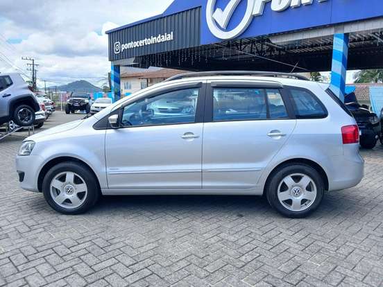 VOLKSWAGEN-SPACEFOX-2011
